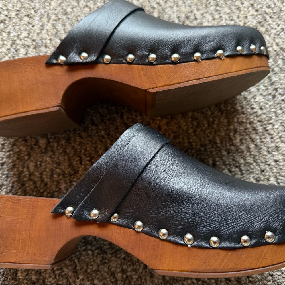 Seychelles Black Leather Slip-On Clogs - Picture 4 of 7
